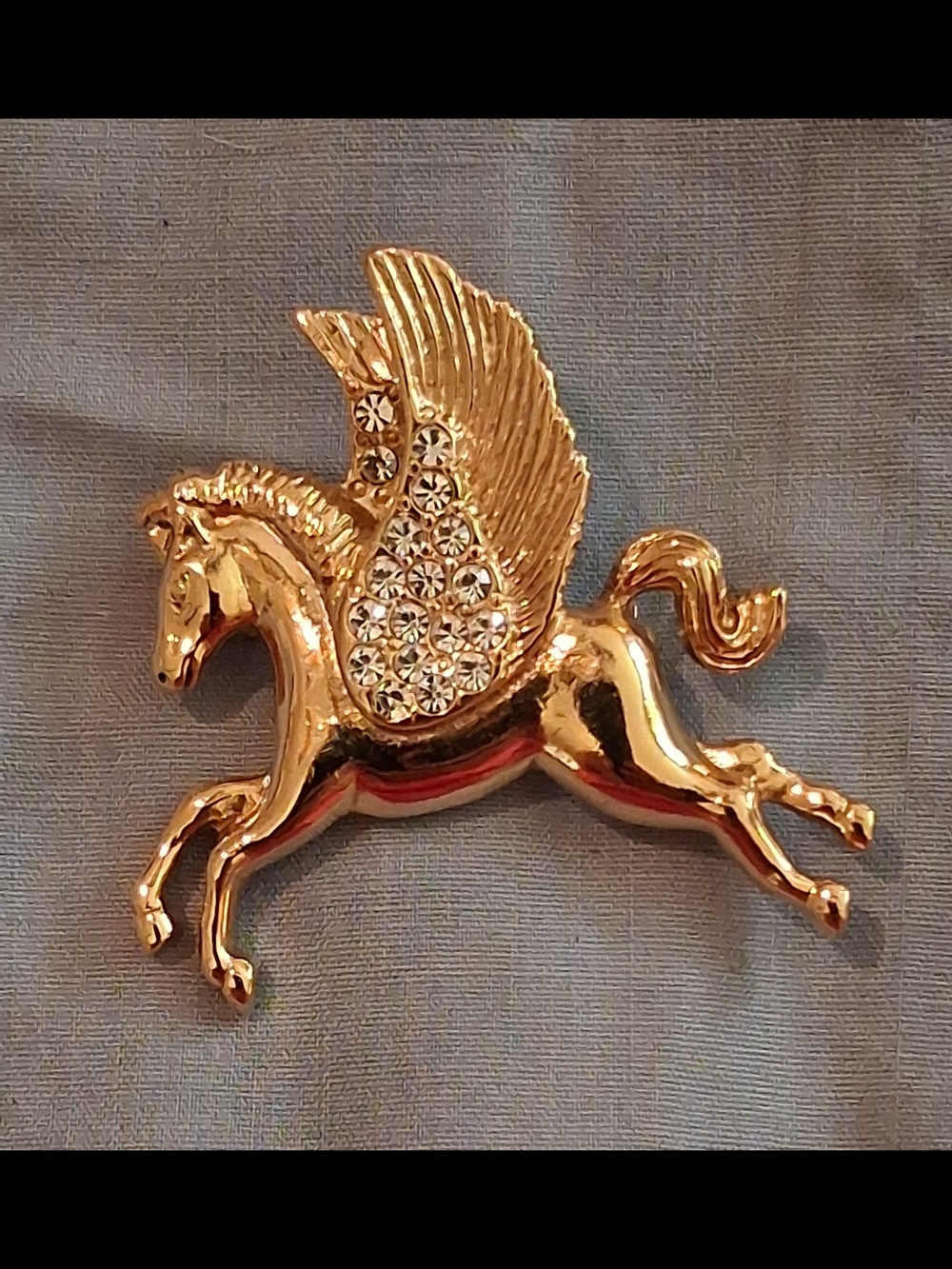 💎🪽Y2K Goldtone Pegasus Brooch with Pavé Rhinestone Detail💎🪽